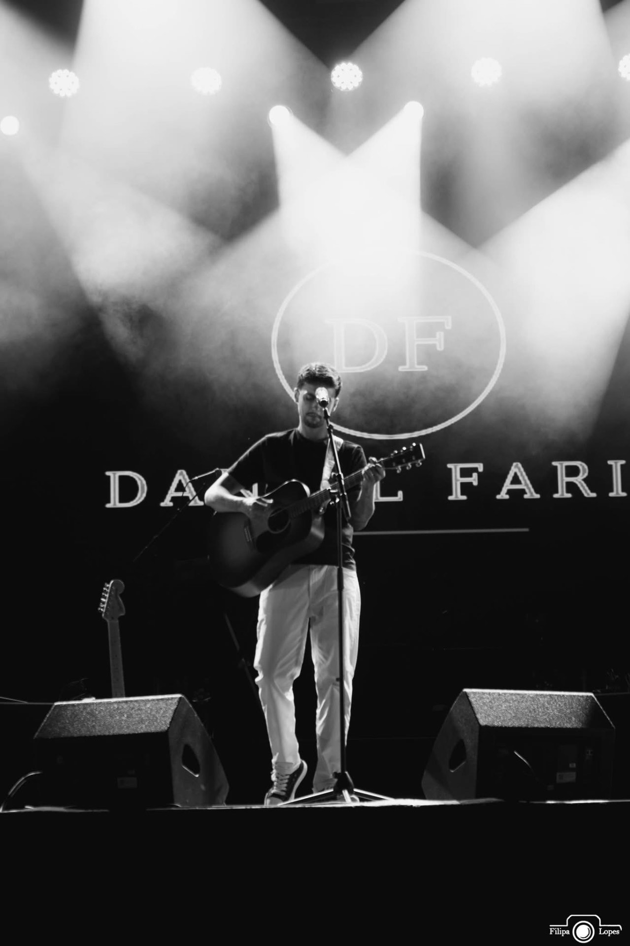 Daniel Faria em palco a solo com guitarra acústica